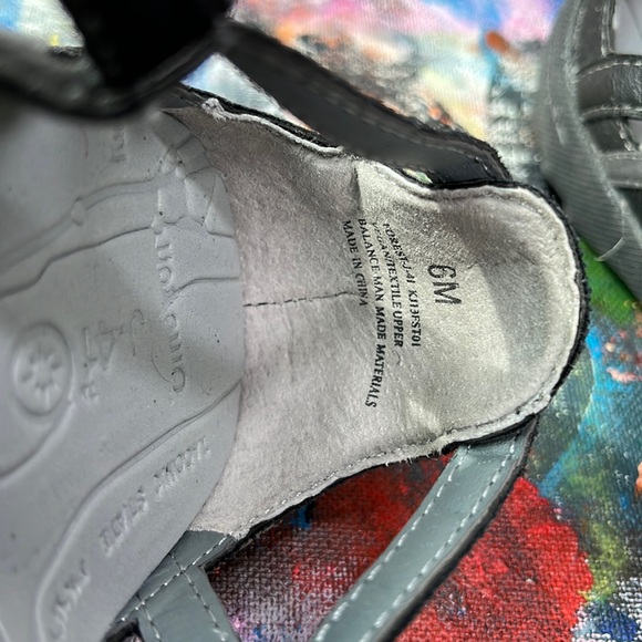 J-41  ADVENTURE ON BLACK SANDALS SIZE 6 - Picture 6 of 7